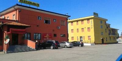 Piazzale con ristorante a 30 mt | Hotel Rosy Arluno (MI)